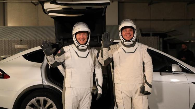 Doug Hurley (à esquerda) e Bob Behnken em trajes espaciais - Kim Shiflett / NASA