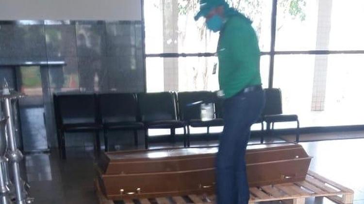 O caixão selado com o corpo de Alvar está preso no Distrito Federal - Arquivos Pessoais