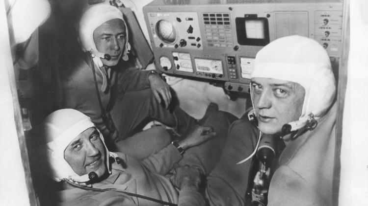 Os cosmonautas russos Georgi Dobrovolsky (1928–1971), Vladislav Volkov (1935–1971) e Viktor Patsayev (1933–1971) da missão espacial Soyuz 11 em junho de 1971. Todos os três homens morreram ao retornar à Terra depois pouso bem-sucedido na estação espacial Salyut 1 - Keystone / Hulton Archive / Getty Images