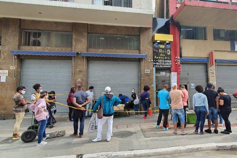 Clientes fazem fila e aguardam reabertura de lojas em 25 de março do centro de SP - 10/06/2020 - São Paulo