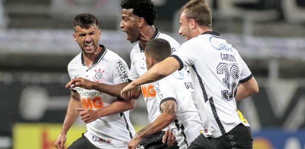 O Corinthians derrotou o Palmeiras e evitou a eliminação