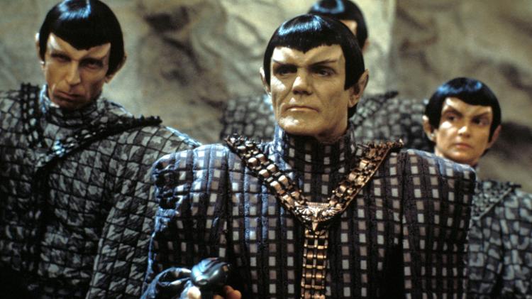 Maurice Roeves (frente) como capitão romeno em 'Star Trek: The Next Generation' - CBS Photo Archive / Getty Images - CBS Photo Archive / Getty Images